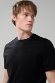 Camiseta unicolor con bolsillo en el pecho y manga corta