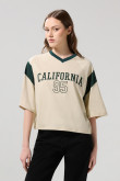 Camiseta kaki clara crop top college oversize con cuello V