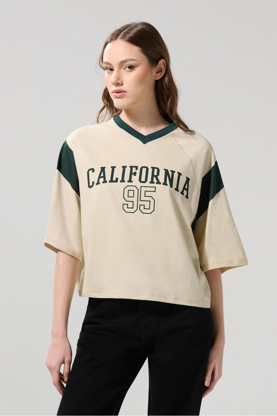 Camiseta kaki clara crop top college oversize con cuello V