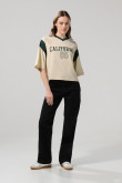 Camiseta kaki clara crop top college oversize con cuello V