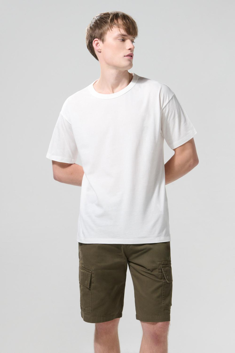 Bermuda de dril unicolor cargo con bolsillos utilitarios