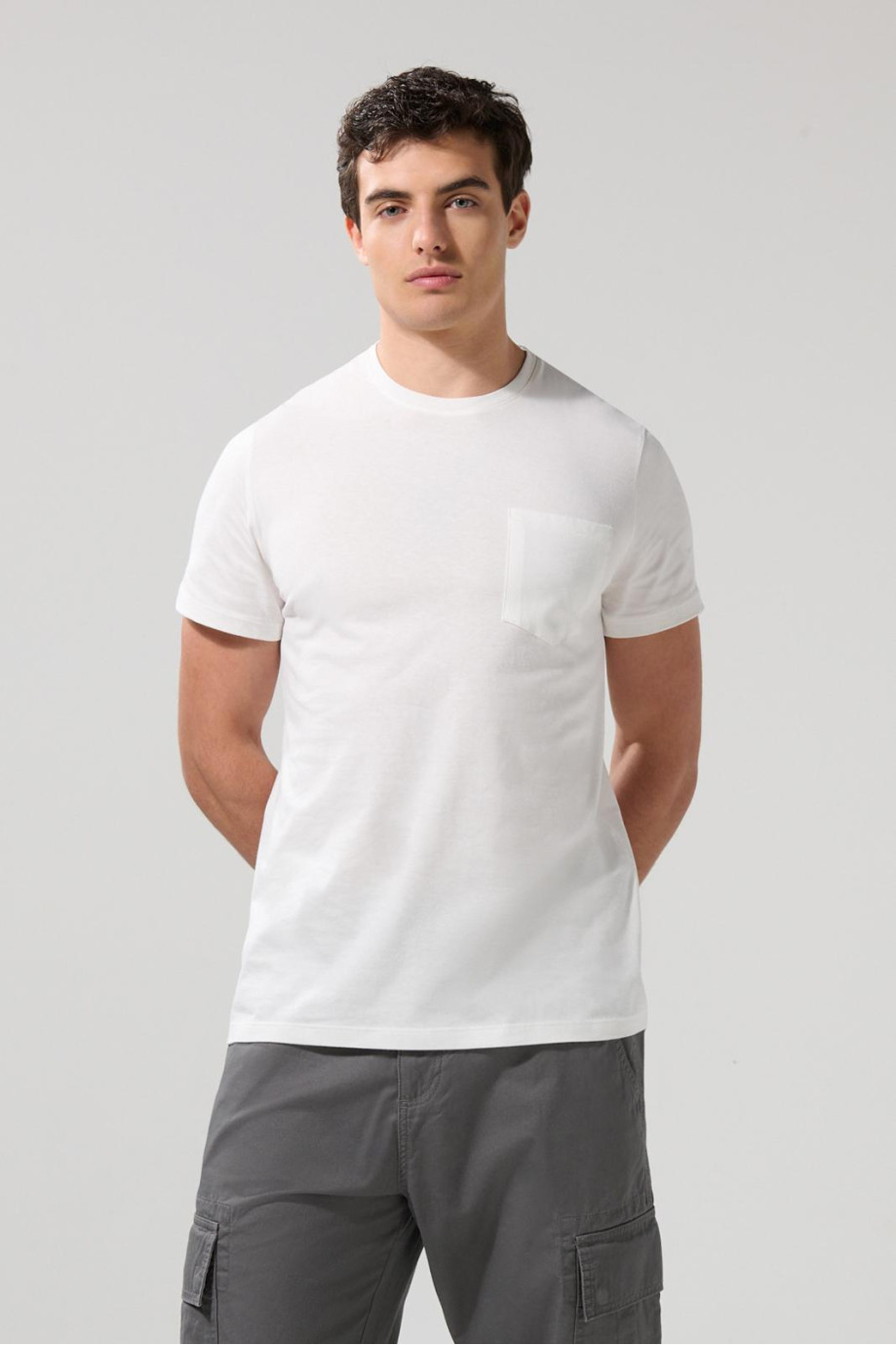 Camiseta unicolor con bolsillo en el pecho y manga corta