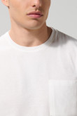 Camiseta unicolor con bolsillo en el pecho y manga corta