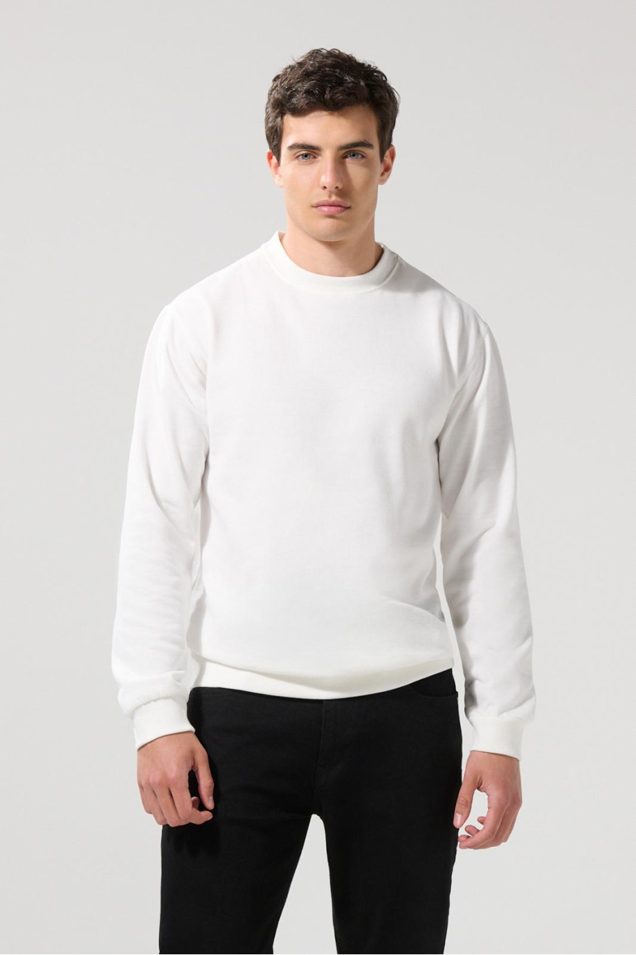 Buzo cuello redondo en tela perchada unicolor