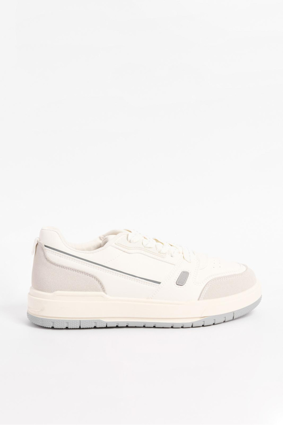 Tenis unicolores casuales con cortes en contraste localizados