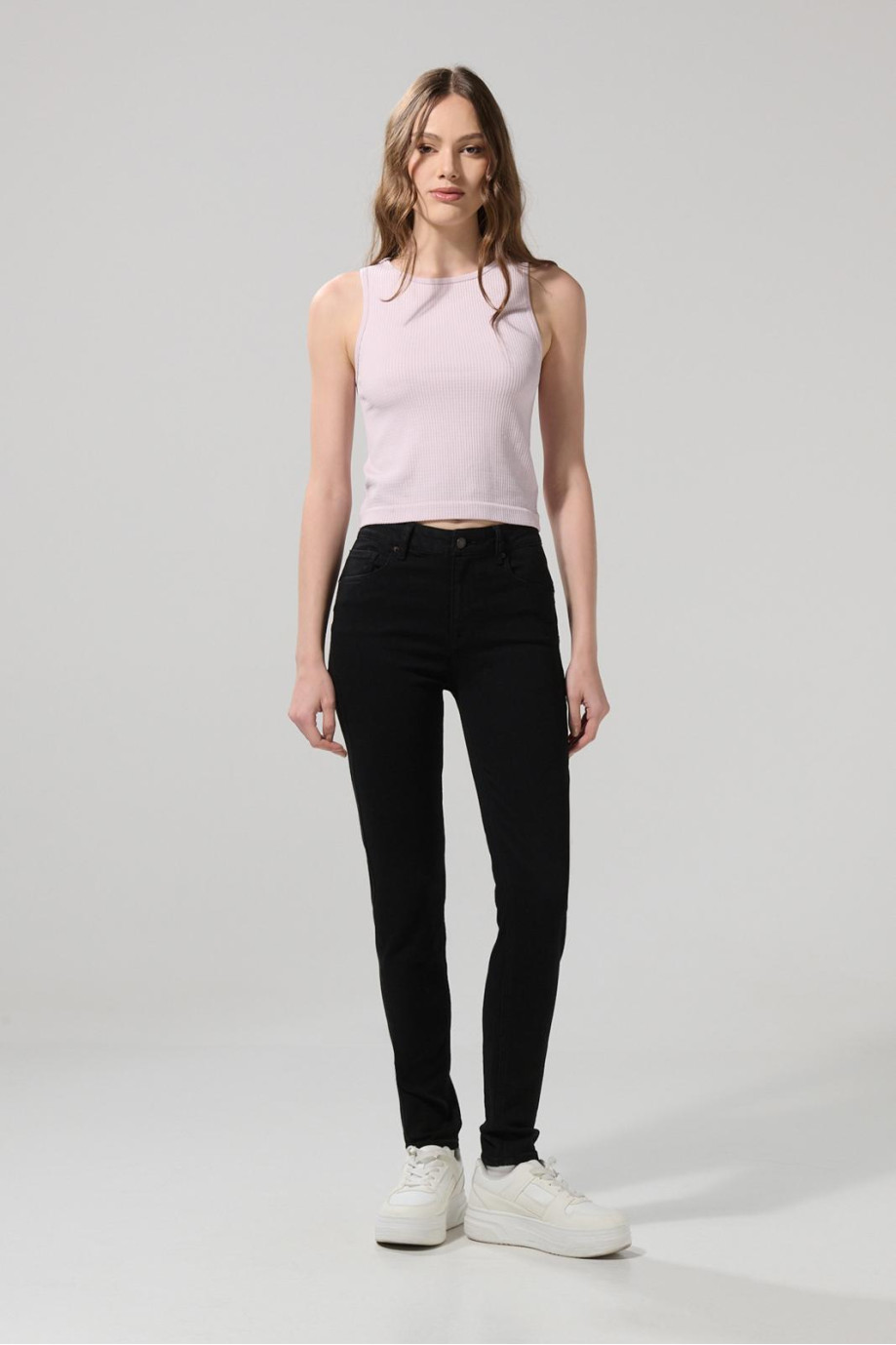 Jean push up tiro alto negro con realce posterior