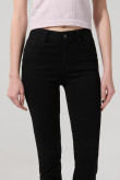 Jean push up tiro alto negro con realce posterior