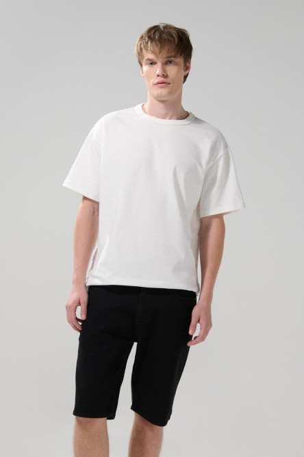 Bermuda negra de jean tipo slim con tiro bajo y bolsillos