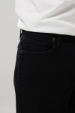Bermuda negra de jean tipo slim con tiro bajo y bolsillos