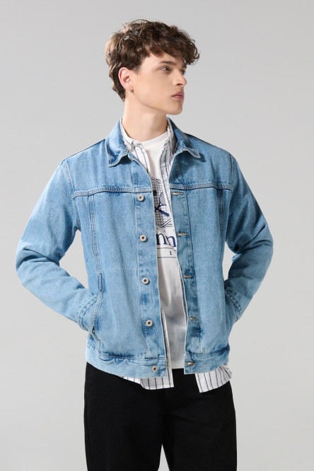 Chaqueta slim de jean azul clara con botones metálicos