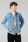 Chaqueta slim de jean azul clara con botones metálicos