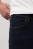 Jean azul intenso tipo slim con tiro bajo y bolsillos