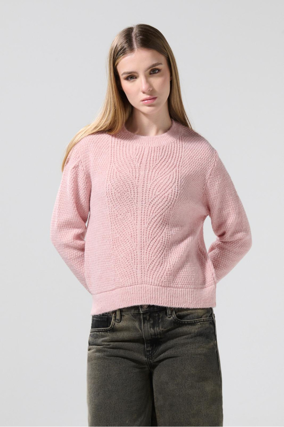 Suéter unicolor con cuello redondo y diseños tejido centro