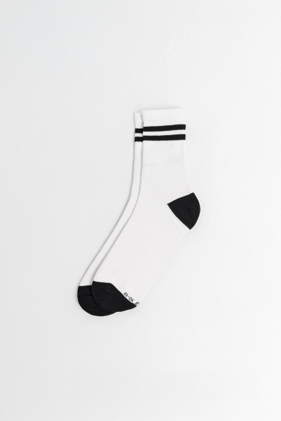 Medias largas unicolores con texturas y rayas en contraste