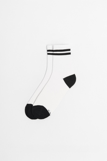 Medias largas unicolores con texturas y rayas en contraste