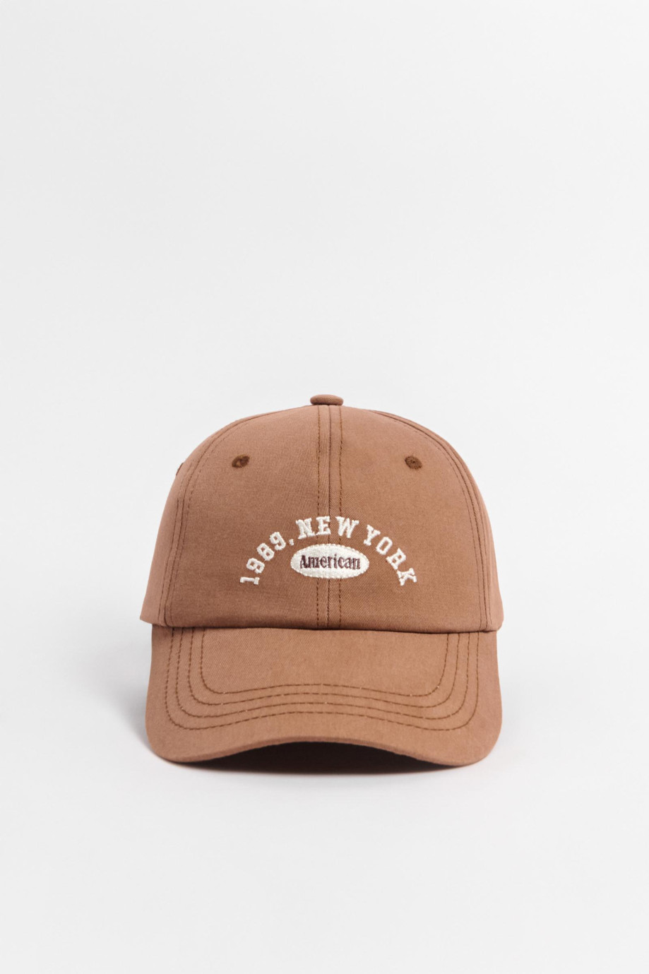 cachucha con refuerzo, unicolor, cierre Trabilla, bordado en frente en pieza.