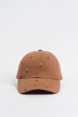 Cachucha beisbolera sin refuerzo en color café, mini print all over rotativa y cierre trabilla.