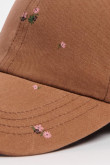 Cachucha beisbolera sin refuerzo en color café, mini print all over rotativa y cierre trabilla.