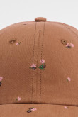 Cachucha beisbolera sin refuerzo en color café, mini print all over rotativa y cierre trabilla.