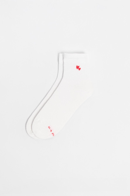 Media urbana corta, con diseño bordado.