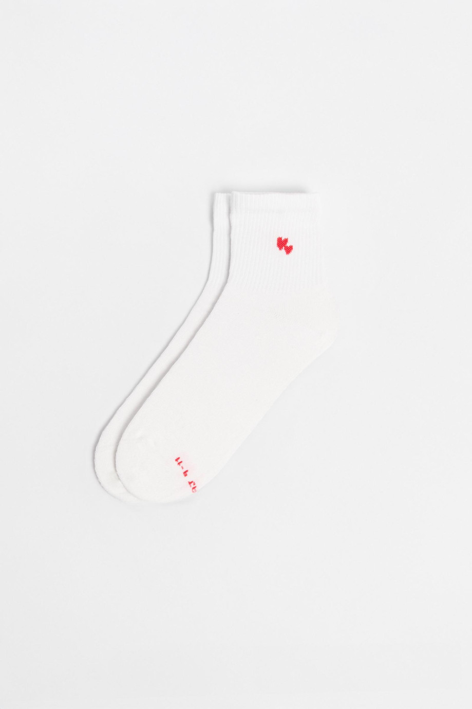 Media urbana corta, con diseño bordado.