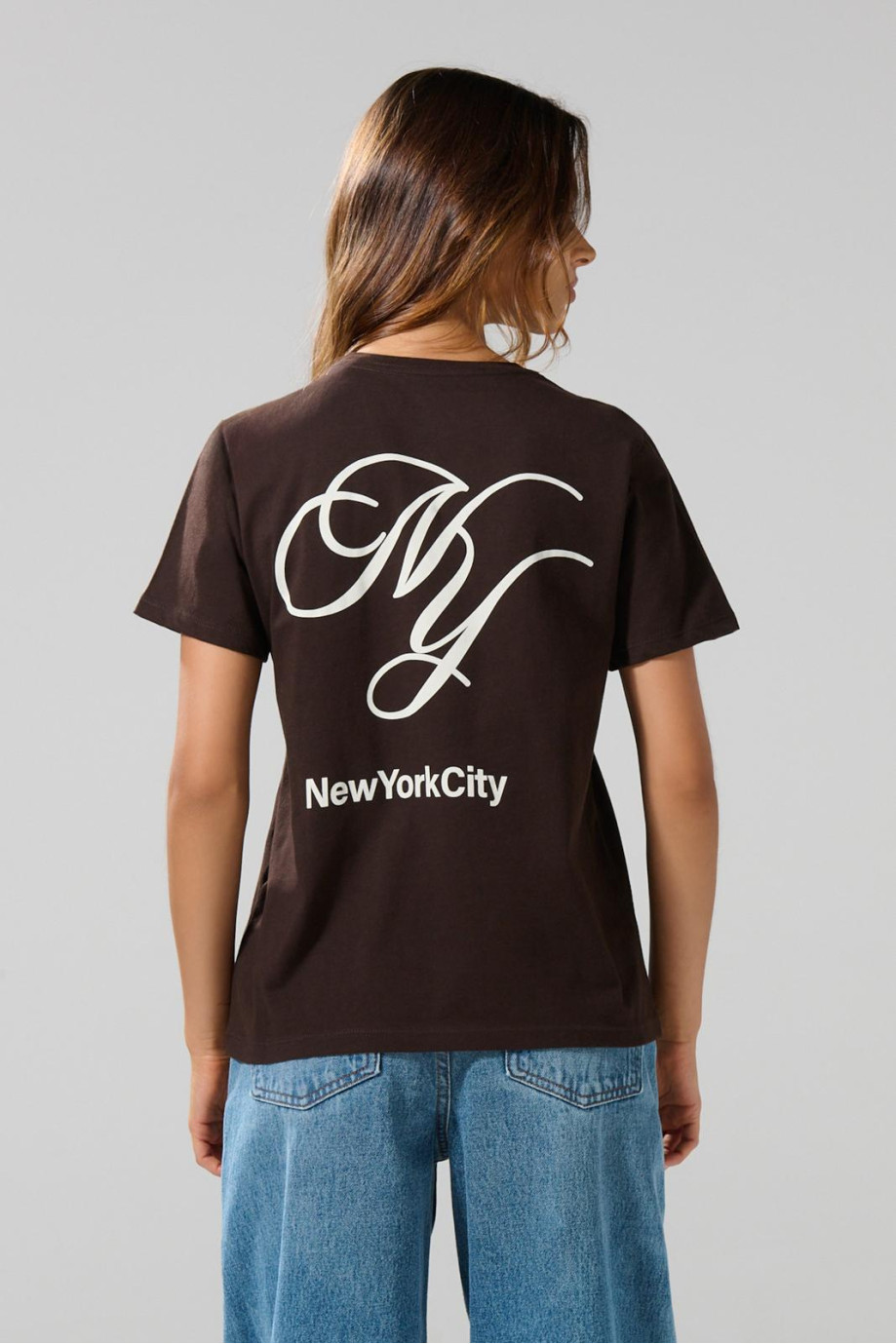 Camiseta manga corta café con estampados college