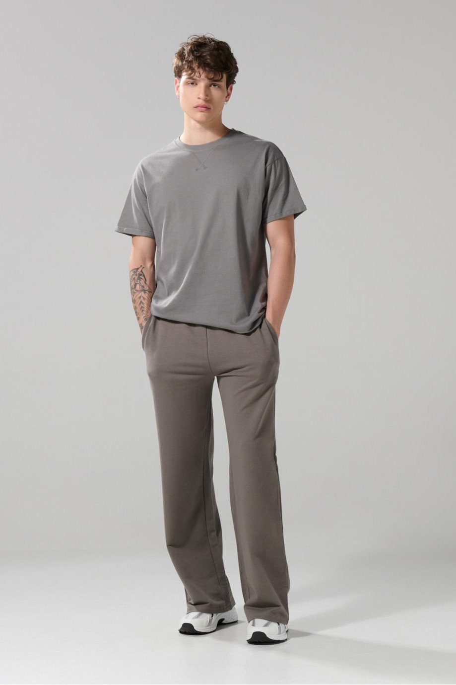 Pantalón unicolor jogger con bota recta y 2 bolsillos