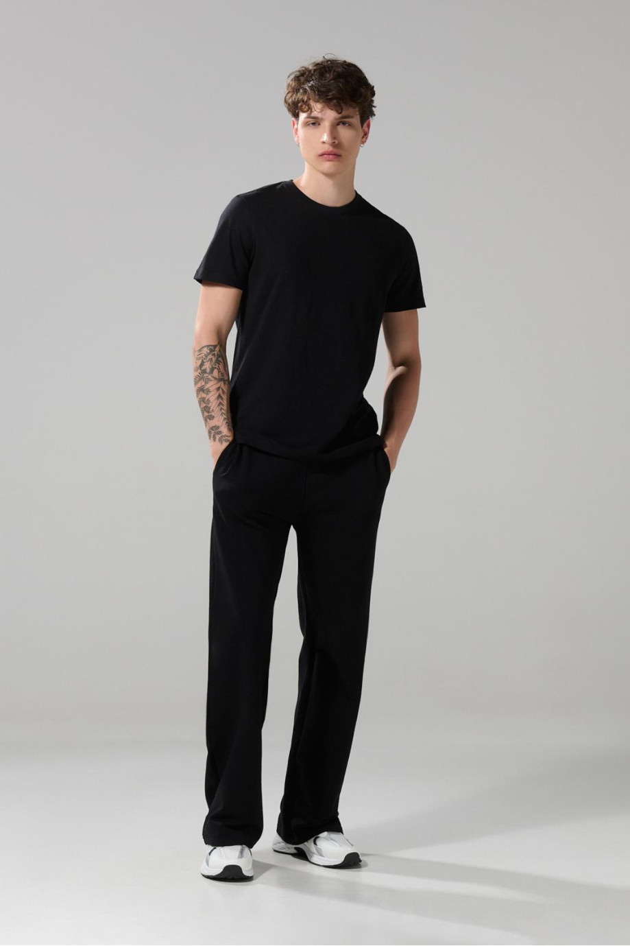 Pantalón unicolor jogger con bota recta y 2 bolsillos