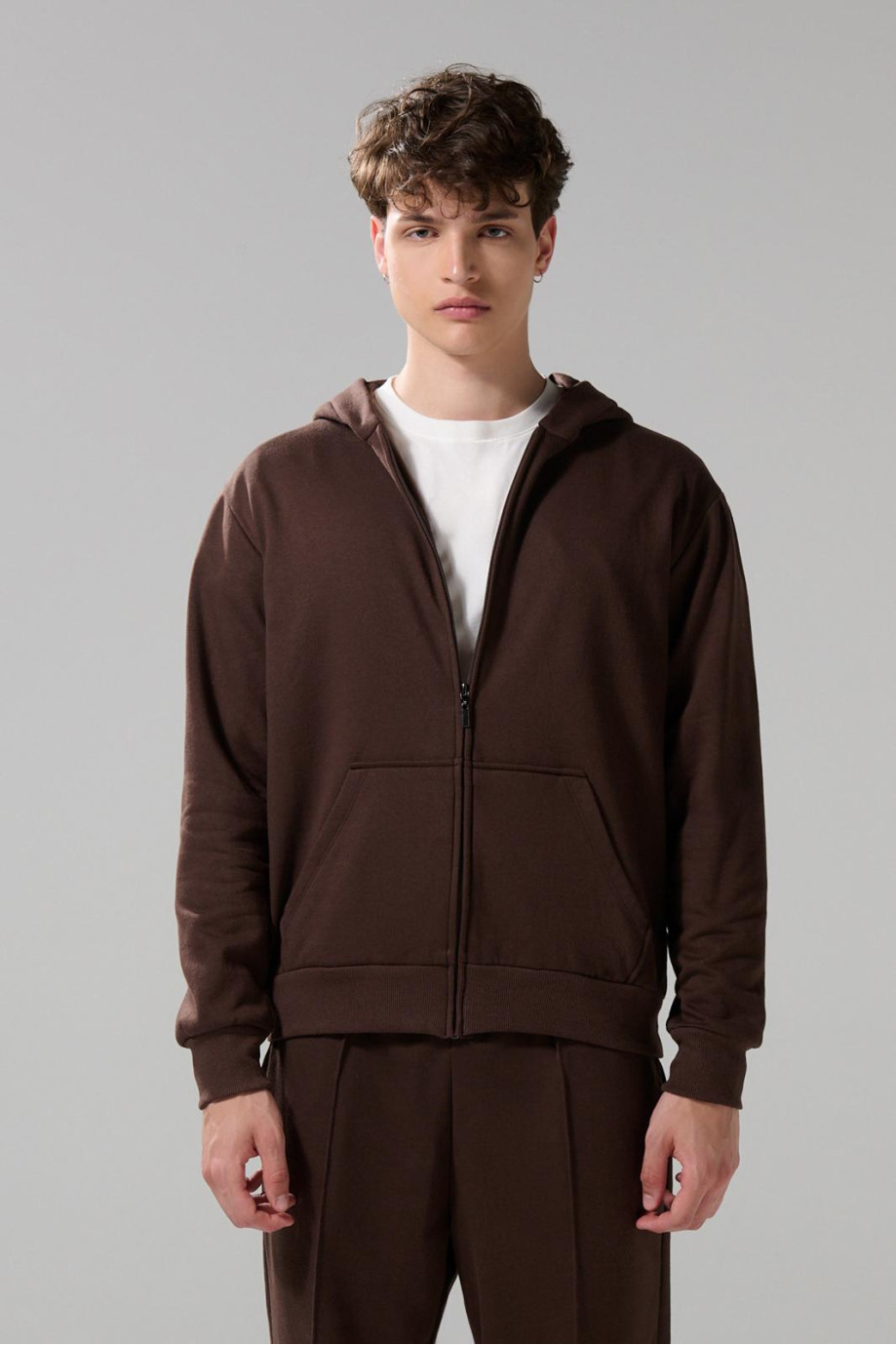 Buzo con capota, bolsillo y cierre de cremallera unicolor