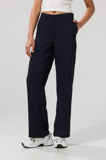 Pantalón azul intenso con botón, tiro alto y bota recta