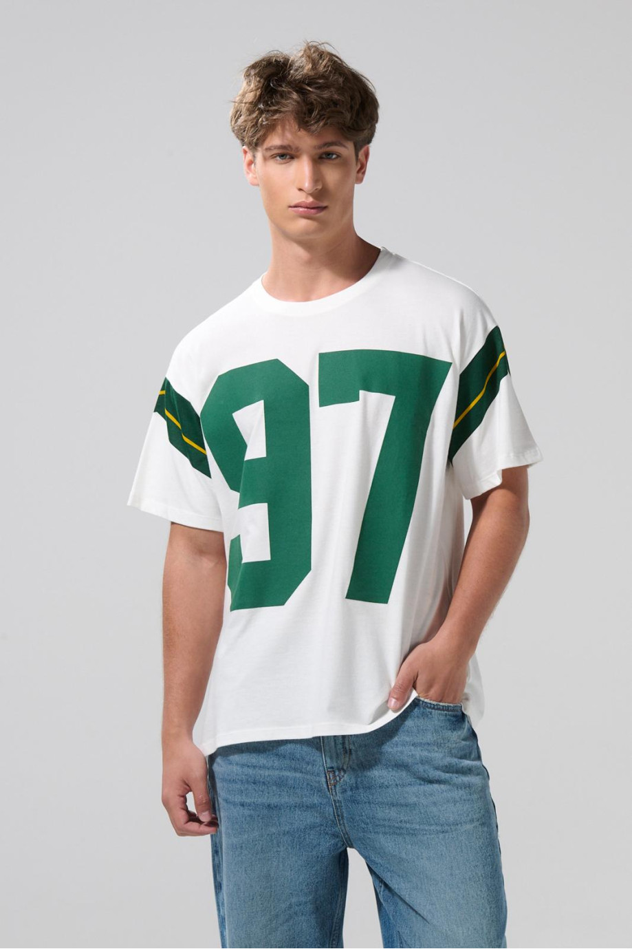 Camiseta cuello redondo oversize crema con arte college