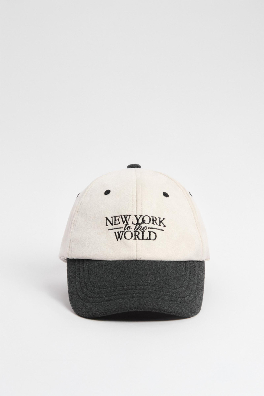 Cachucha con refuerzo, visera en contraste, cierre Trabilla y bordado en frente en pieza.