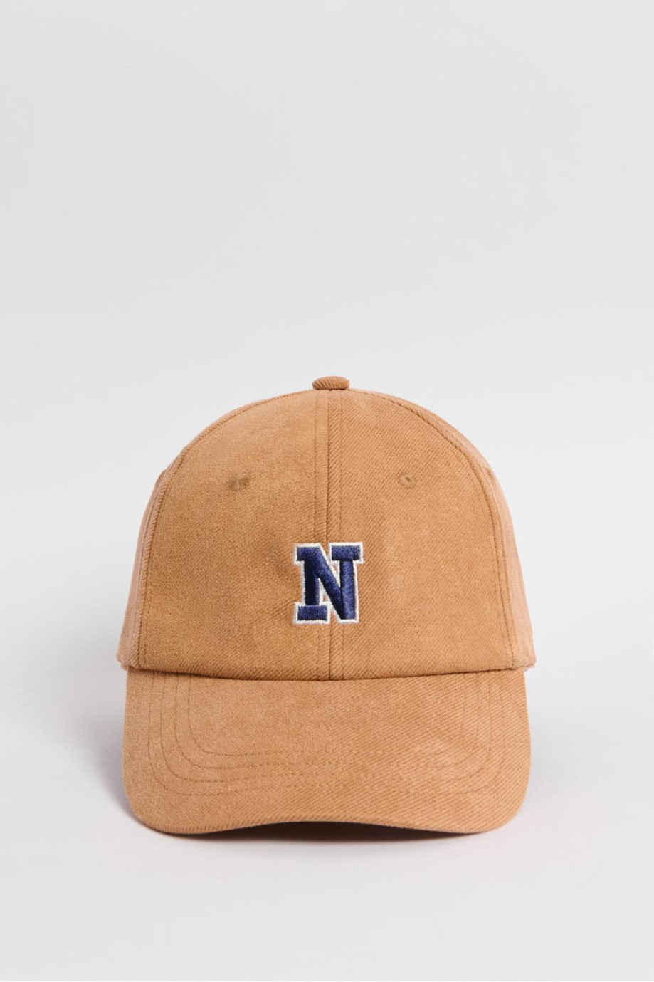 Cachucha beisbolera café medio con diseño bordado