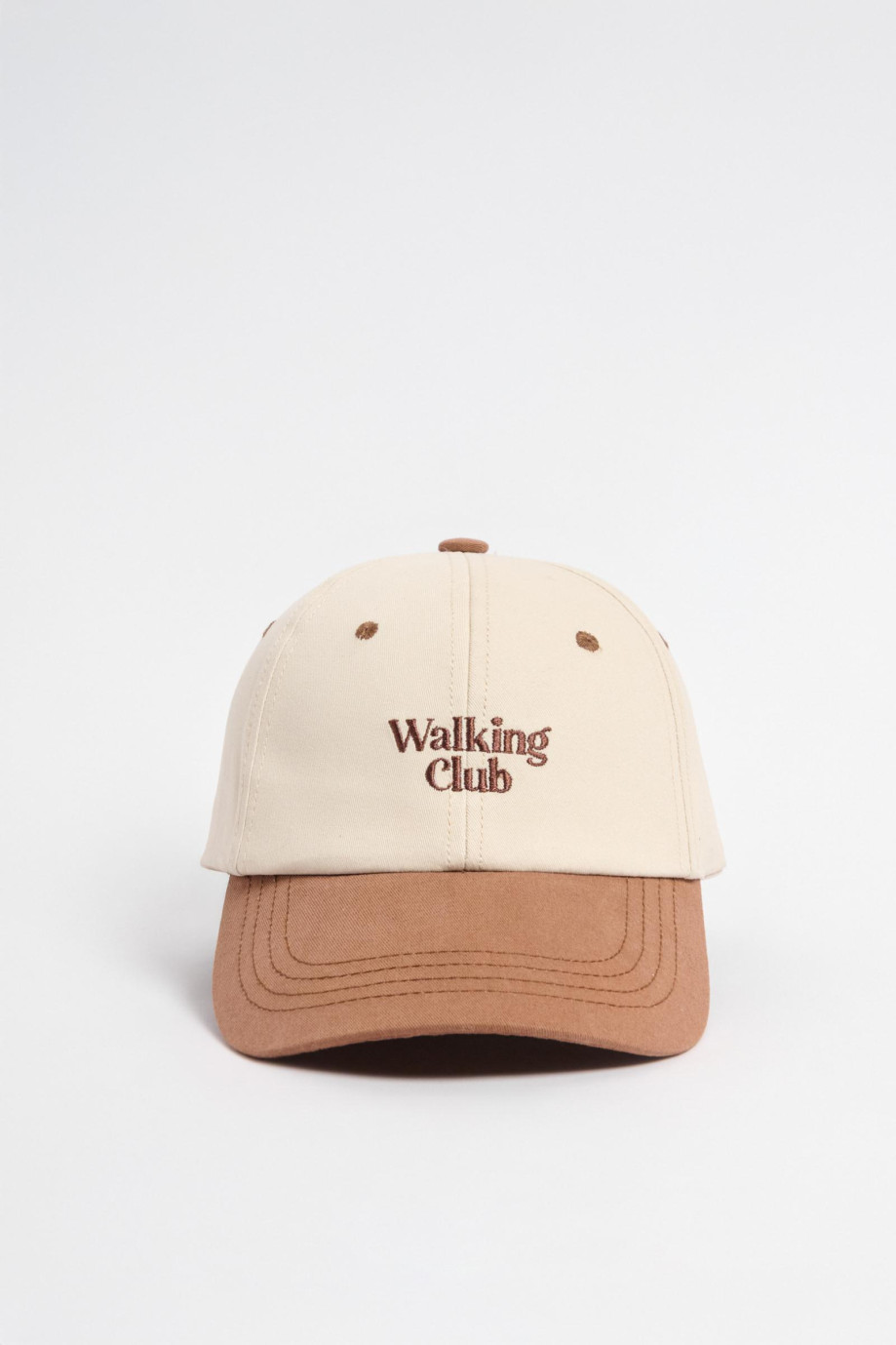 Cachucha con refuerzo, visera en contraste, cierre trabilla, bordado en frente en pieza.