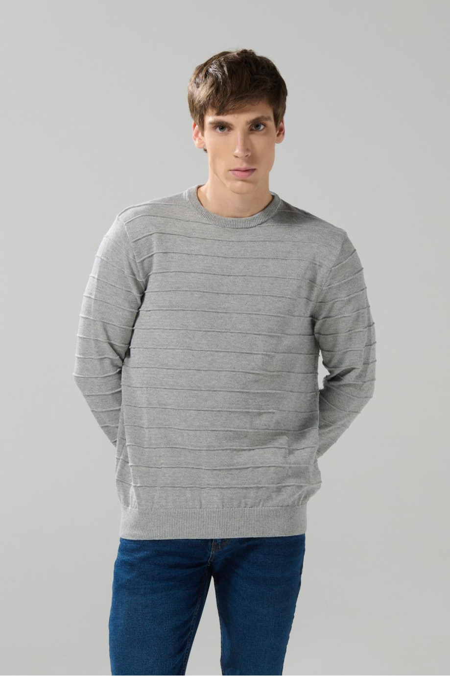 Suéter cuello redondo gris medio con texturas de rayas