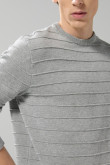Suéter cuello redondo gris medio con texturas de rayas