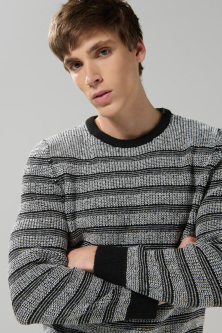 Suéter unicolor cuello redondo tejido a rayas