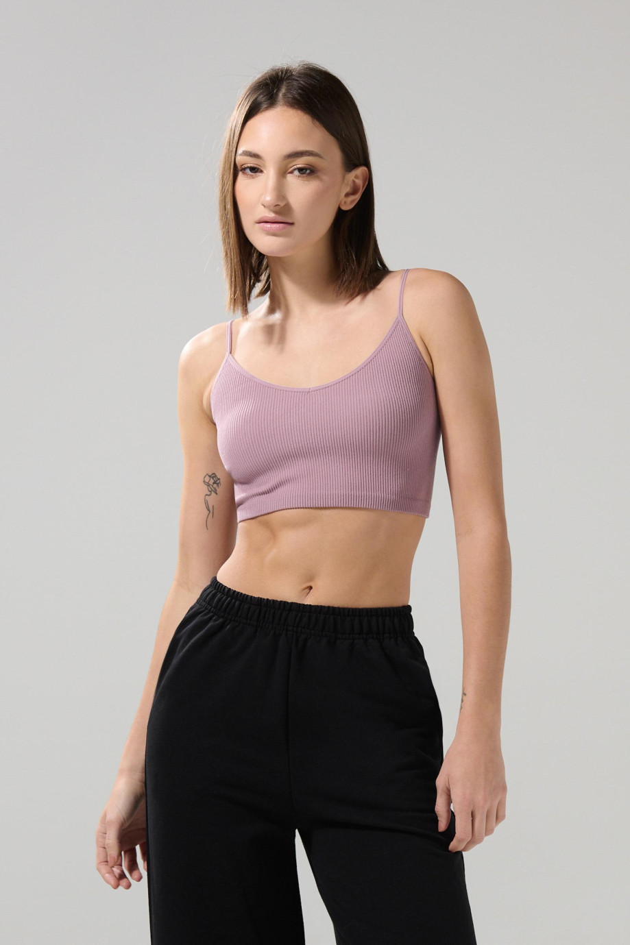 Camiseta unicolor crop top con escote V y manga sisa