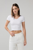 Camiseta ajustada crop top unicolor con cuello V