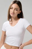 Camiseta ajustada crop top unicolor con cuello V