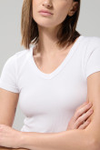 Camiseta ajustada crop top unicolor con cuello V