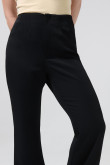 Pantalón tiro alto flare negro con bota ancha y aberturas