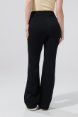 Pantalón tiro alto flare negro con bota ancha y aberturas