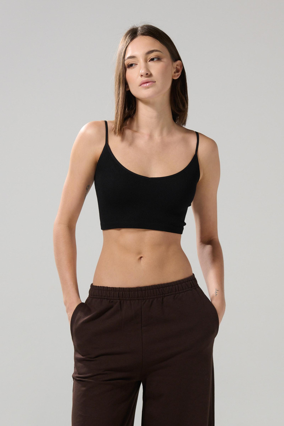 Camiseta unicolor crop top con escote V y manga sisa