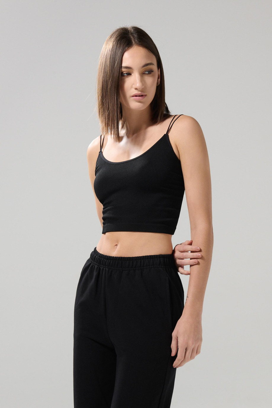 Camiseta crop top unicolor con tiras delgadas y manga sisa