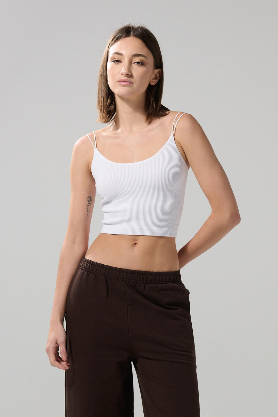 Camiseta crop top unicolor con tiras delgadas y manga sisa