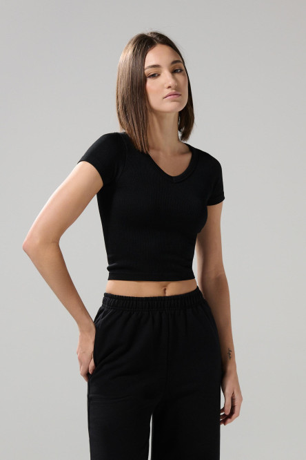 Camiseta ajustada crop top unicolor con cuello V