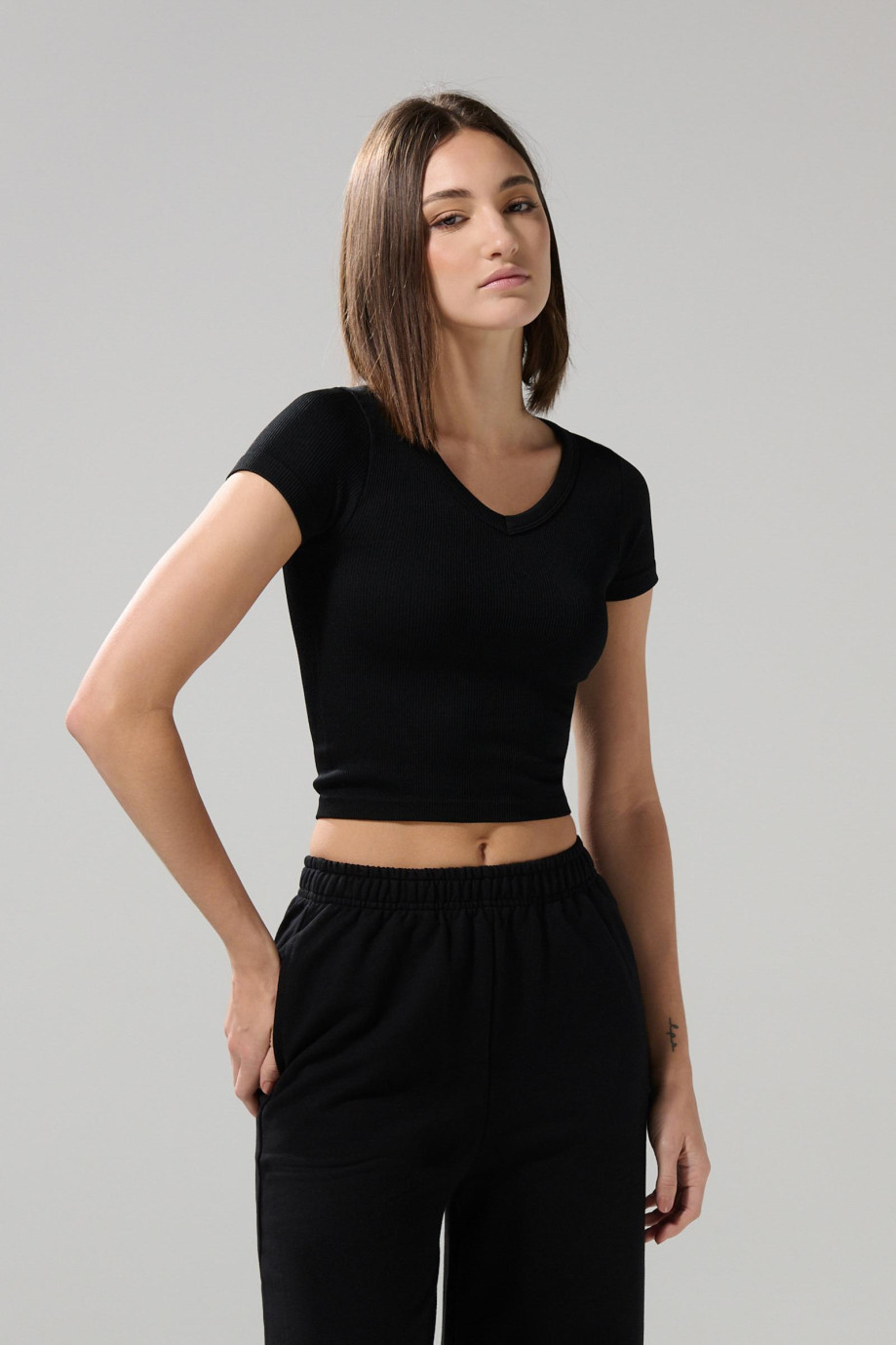Camiseta ajustada crop top unicolor con cuello V