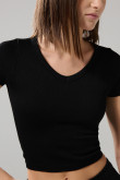 Camiseta ajustada crop top unicolor con cuello V