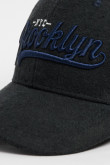Gorra azul oscuro con bordado "BOORKLYN"
